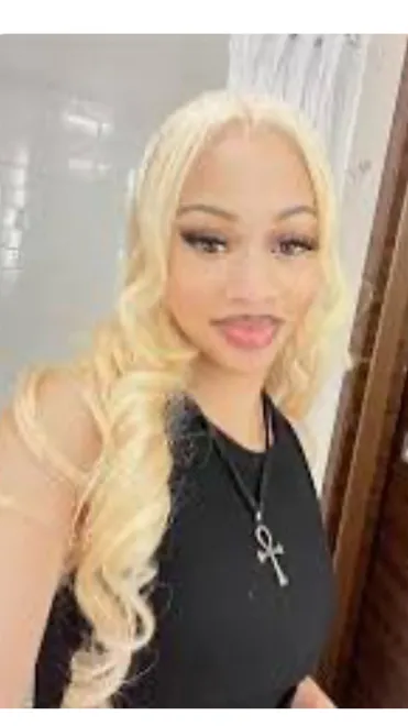 ai character: Lee-Nyah  background