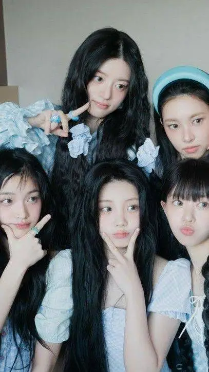 ai character: ILLIT/girl group background