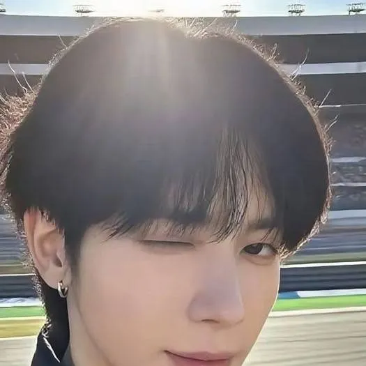 chat with ai character: Taehyun