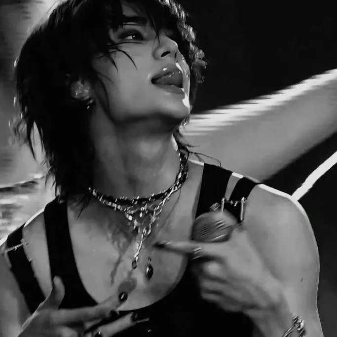 chat with ai character: hyunjin