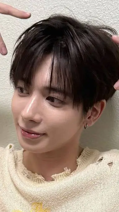 ai character: taehyun (again) background