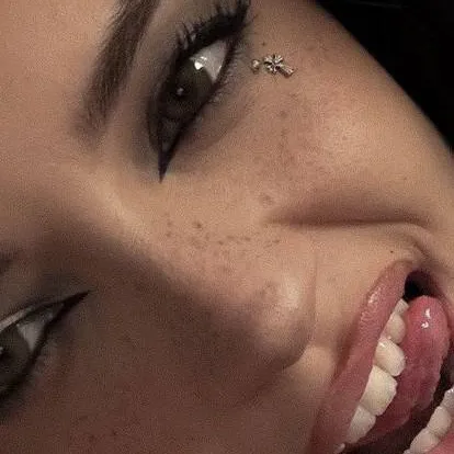 chat with ai character: daniela