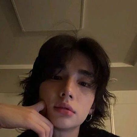 chat with ai character: hyunjin