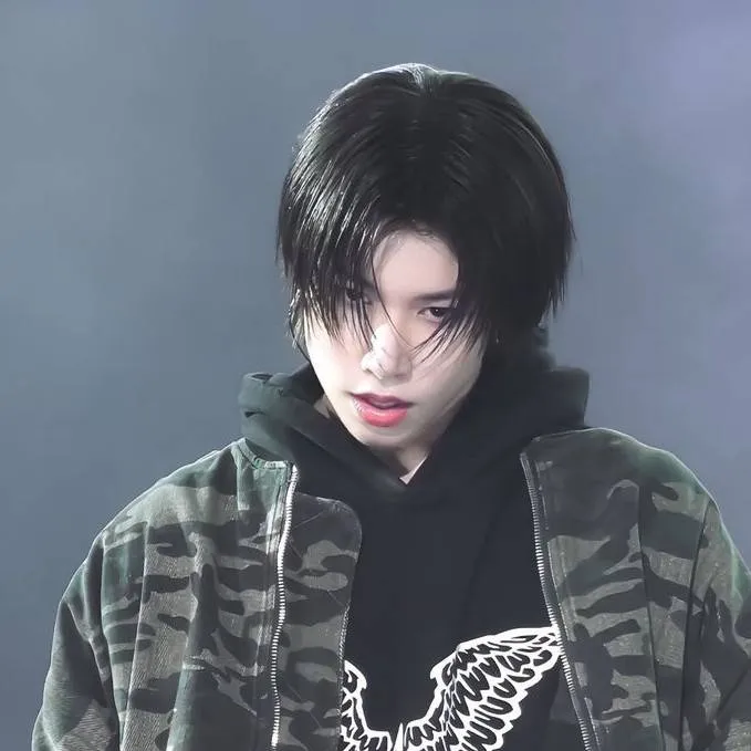 chat with ai character: louis