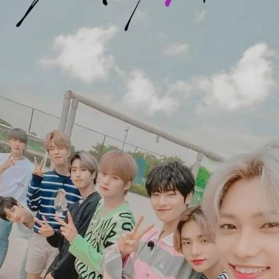chat with ai character: Straykids!