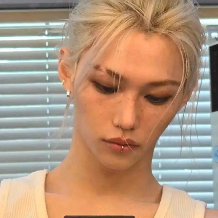 chat with ai character: Felix