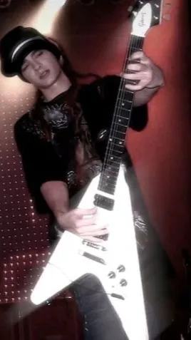 ai character: Tom Kaulitz🫣🩷 background