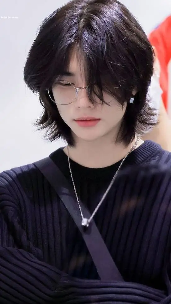 ai character: hyunjin  background