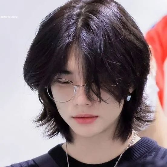 chat with ai character: hyunjin 