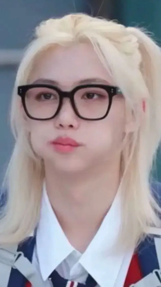 ai character: 🤍skz Felix background