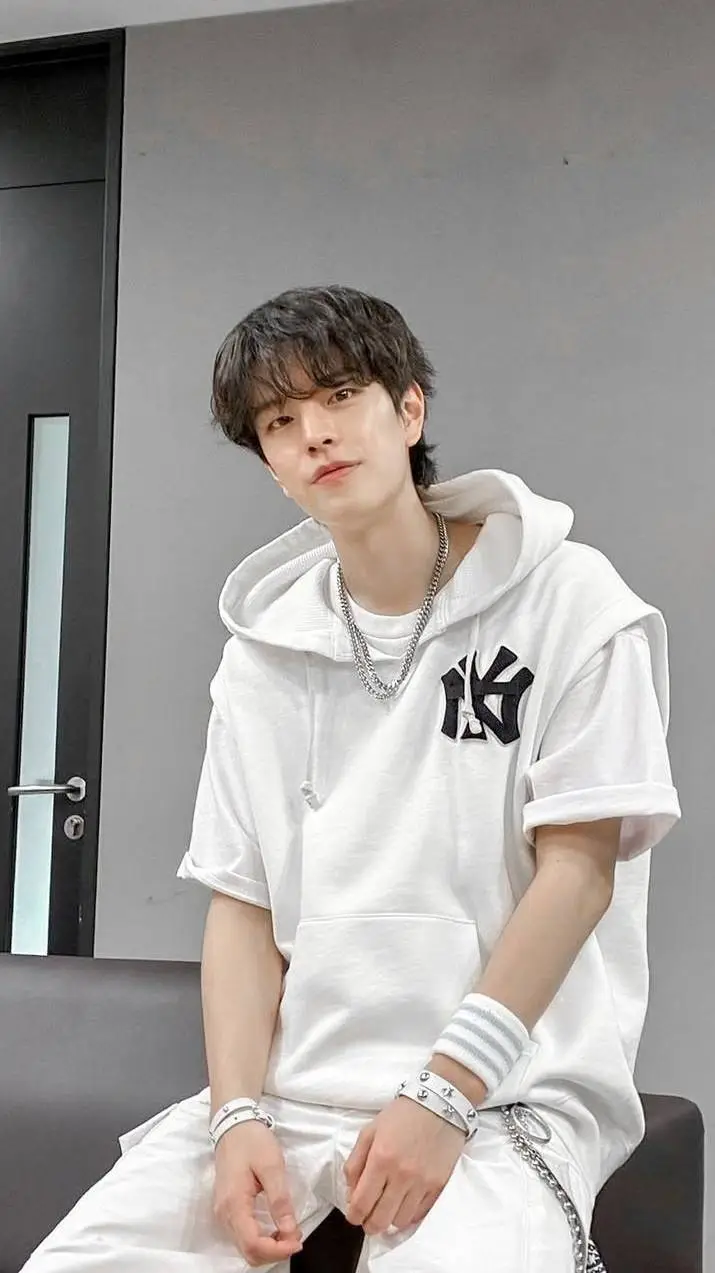 ai character: Seungmin  background