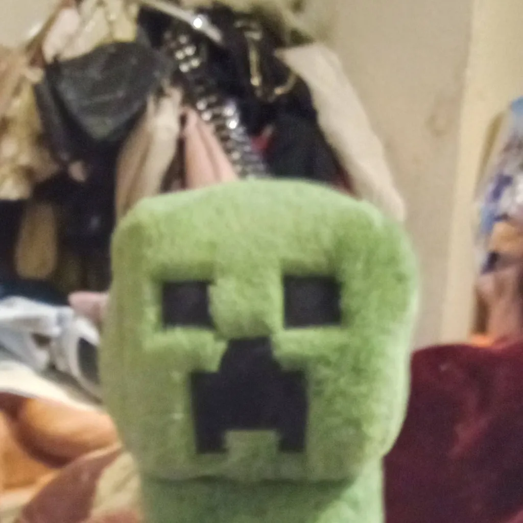 chat with ai character: creeper peluche 