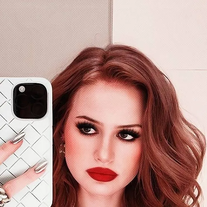 chat with ai character: Madelaine petsch 