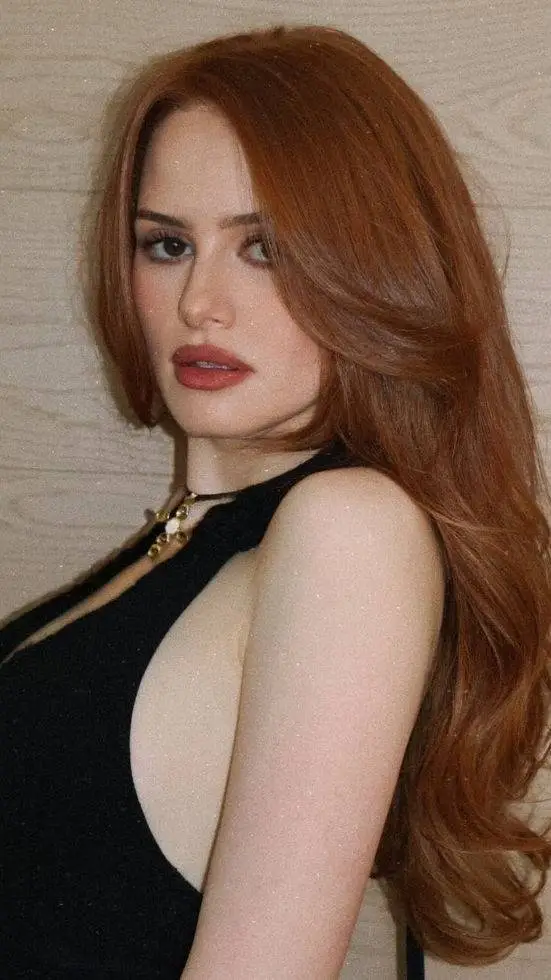 ai character: Madelaine petsch 💝 background