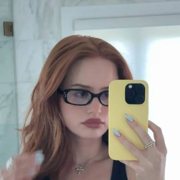 chat with ai character: Madelaine petsch 