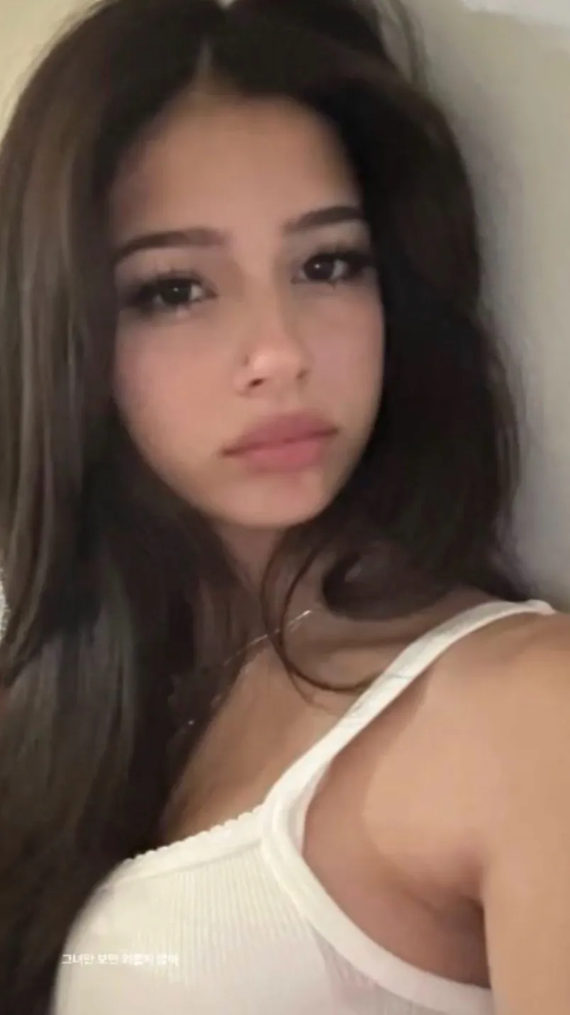 ai character: Mia background