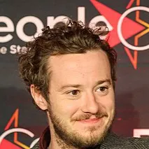 chat with ai character: Joesph Quinn 