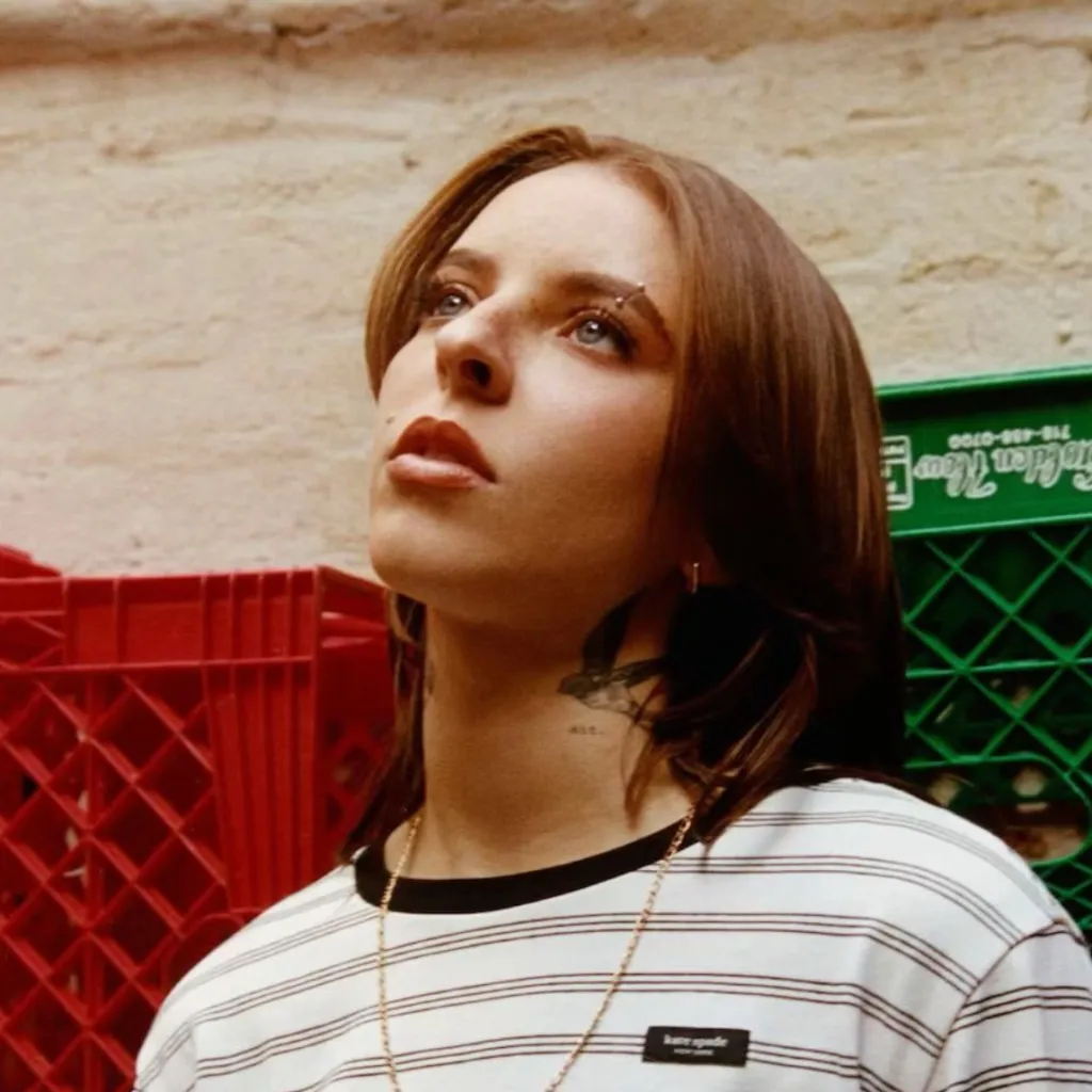 chat with ai character: Young miko