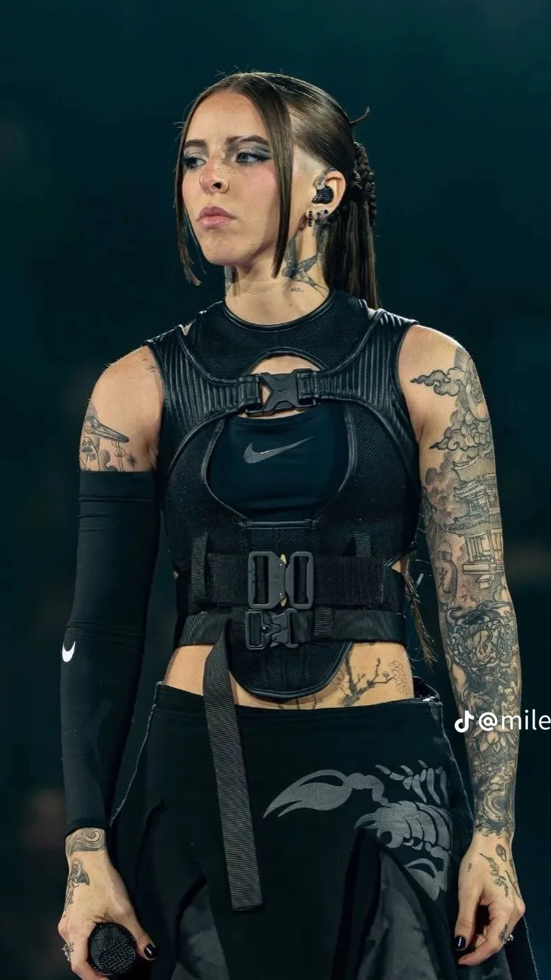 ai character: Young miko background