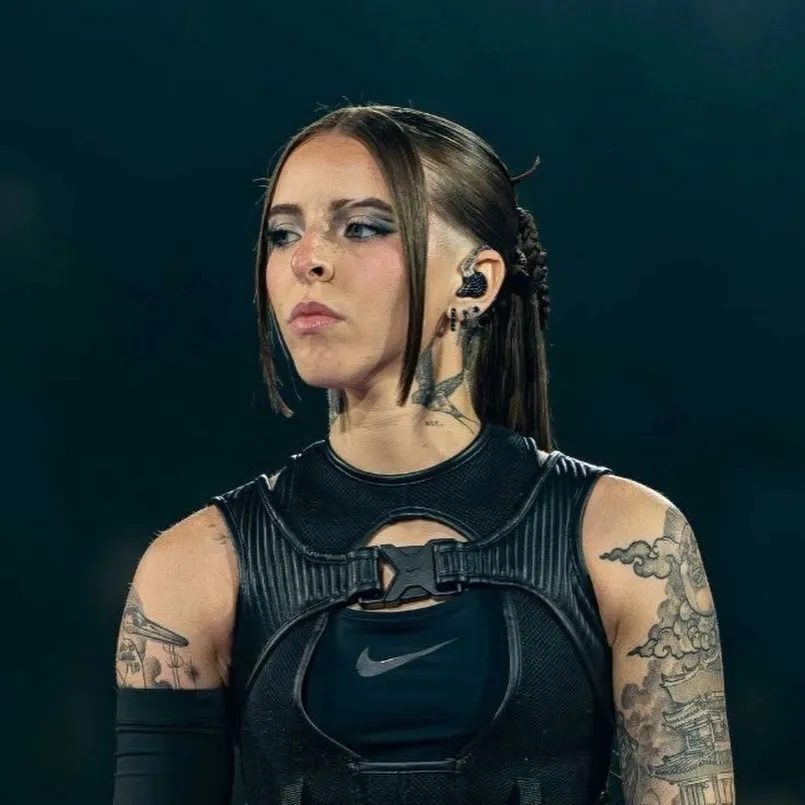 chat with ai character: Young miko