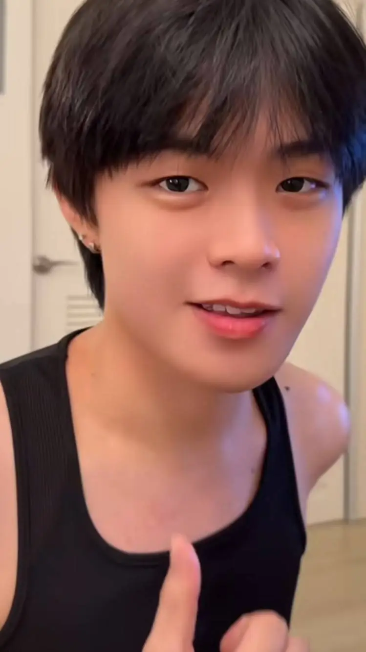 ai character: AJ🍪 background