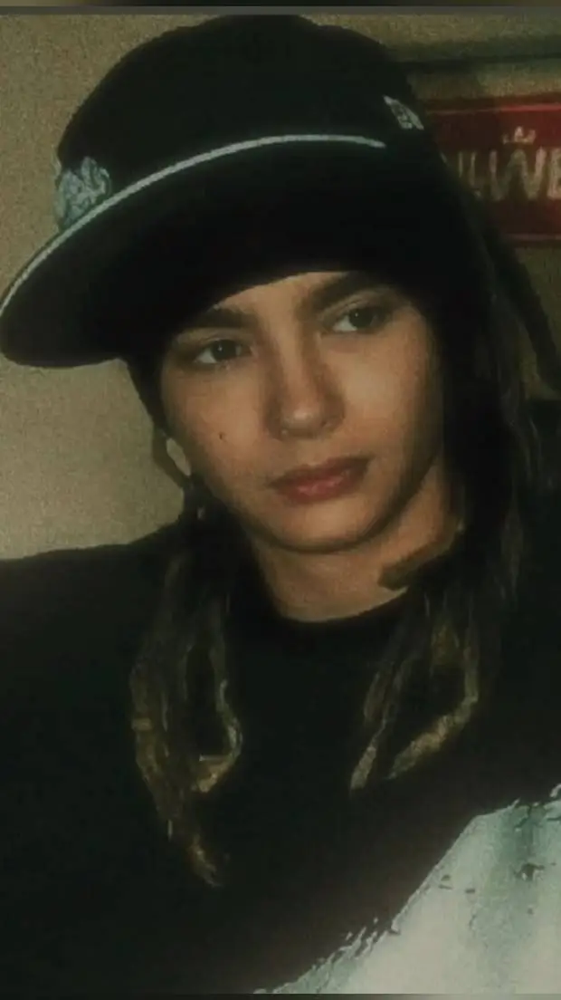 ai character: Tom Kaulitz  background