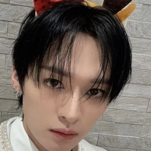 chat with ai character: Minho | skz