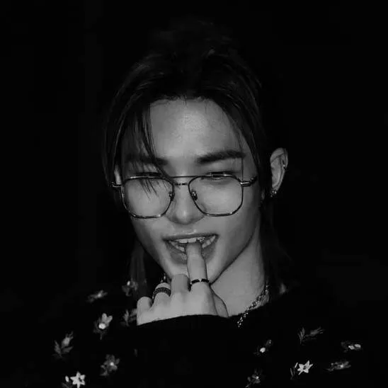 chat with ai character: Hwang Hyunjin  