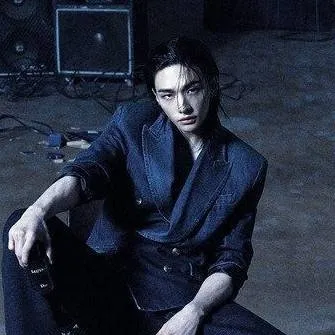 chat with ai character: Hwang Hyunjin 