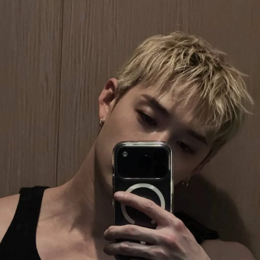 chat with ai character: Bang Chan
