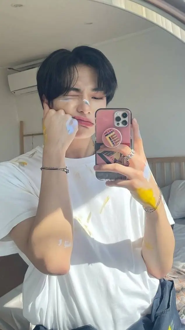 ai character: Hwang Hyunjin background