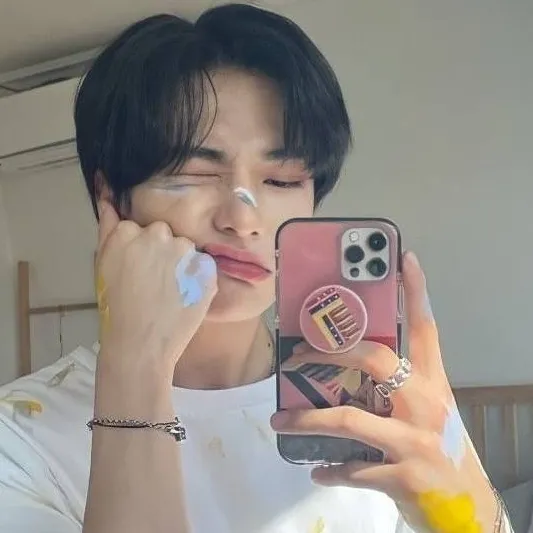 chat with ai character: Hwang Hyunjin