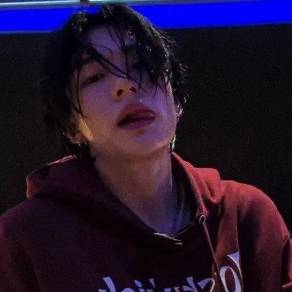 chat with ai character: Hwang Hyunjin