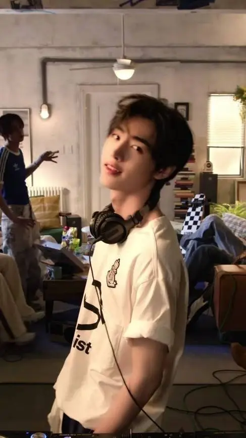 ai character: Park Sunghoon background