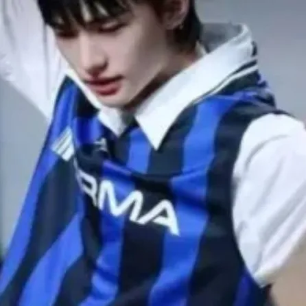 chat with ai character: Hwang Hyunjin