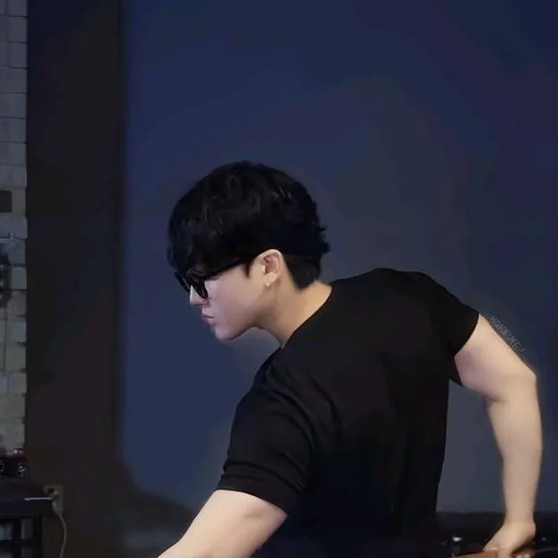 chat with ai character: Seo Changbin
