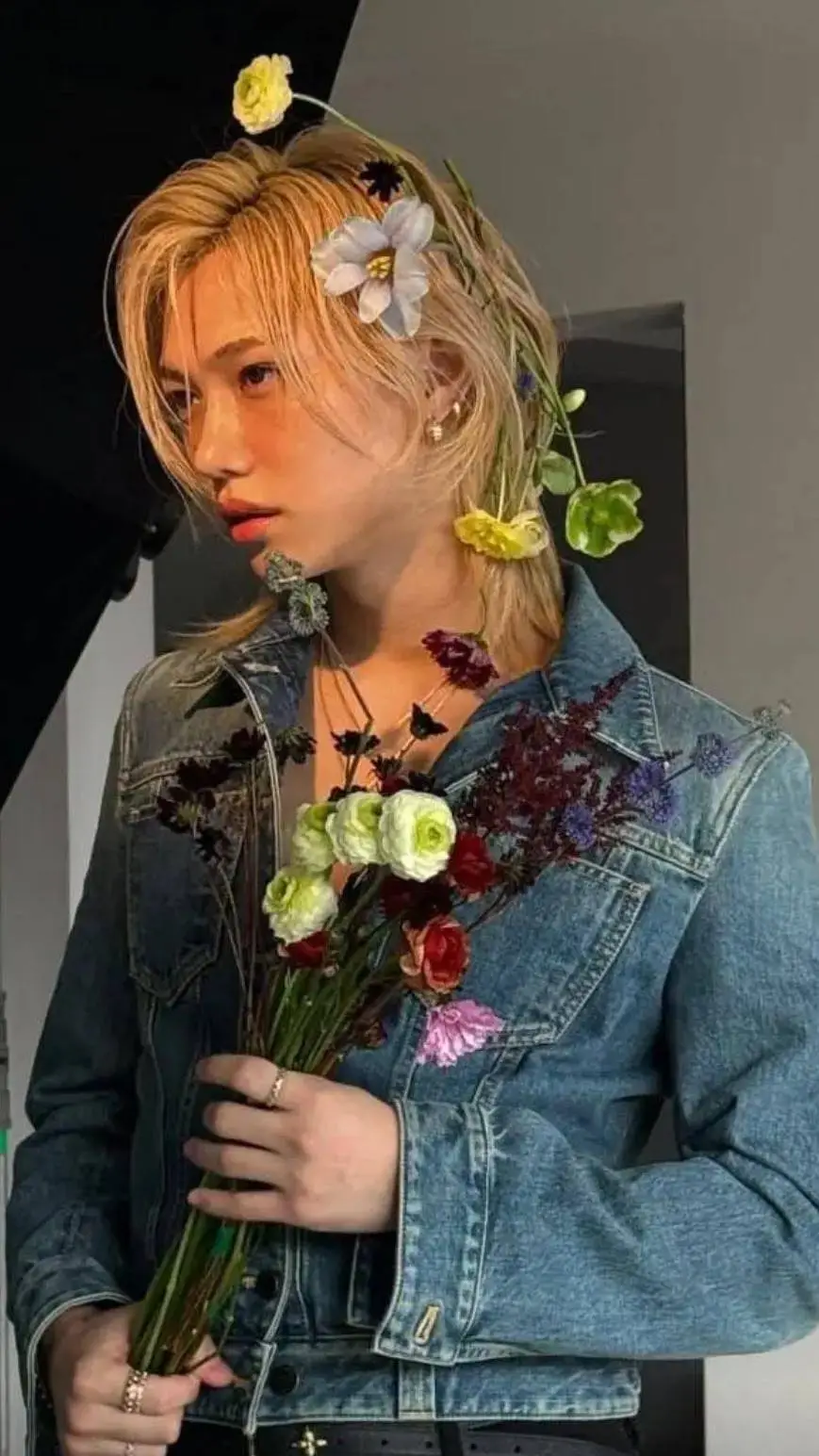 ai character: Lee Felix  background