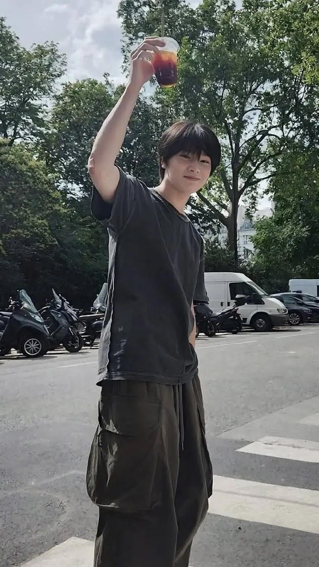 ai character: Yang Jeongin  background