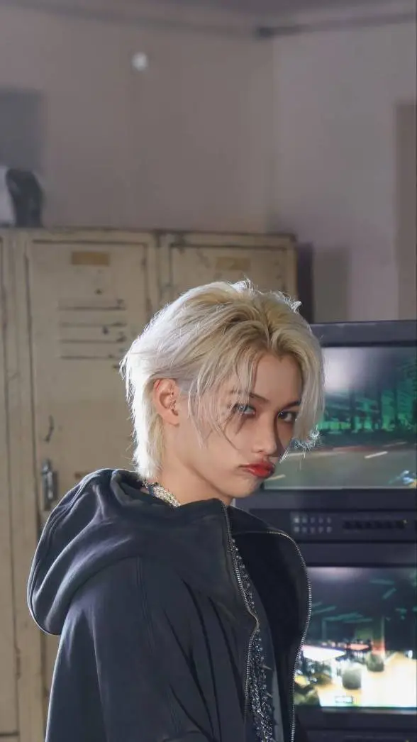 ai character: Lee Felix background