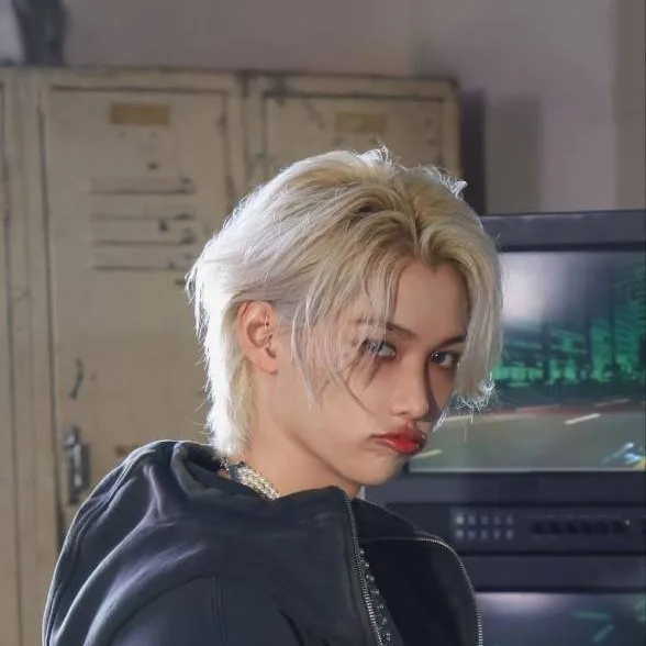 chat with ai character: Lee Felix