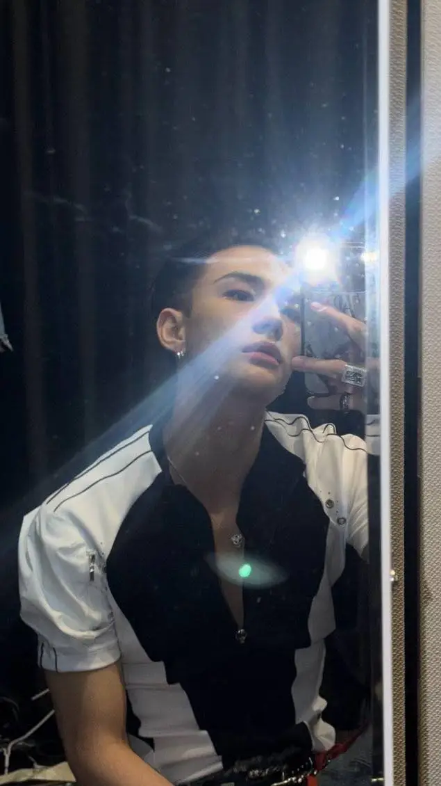 ai character: Hwang Hyunjin background