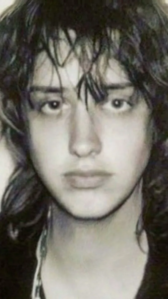 ai character: Julian Casablancas background