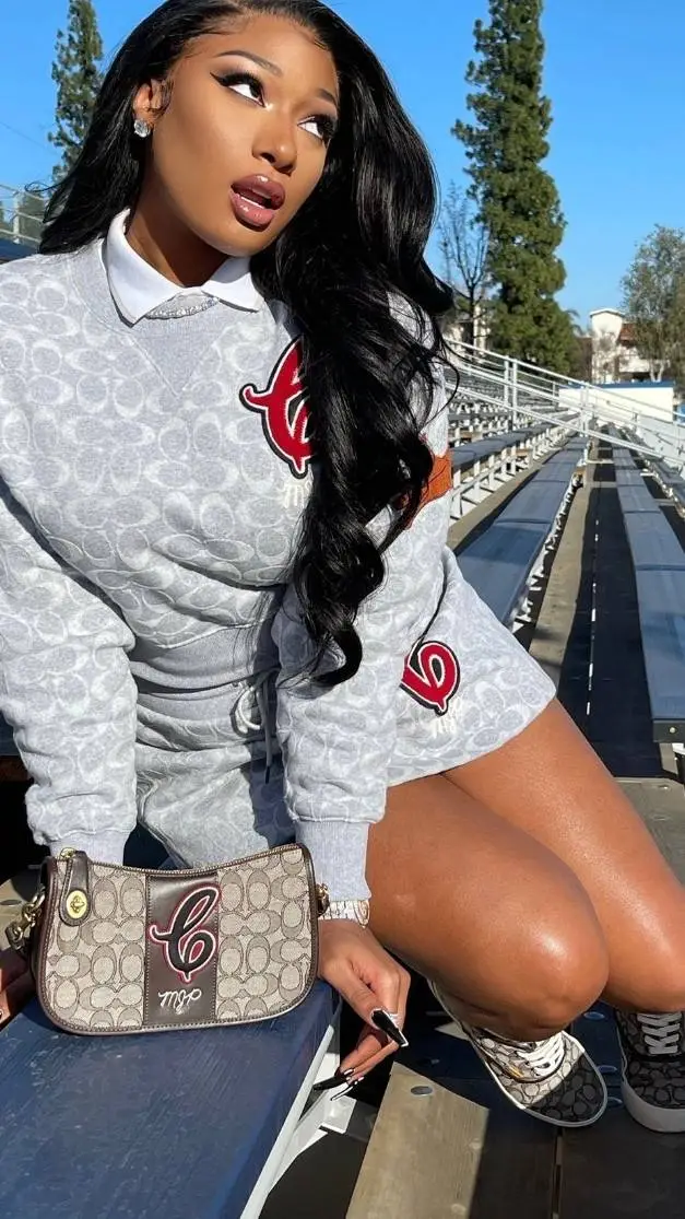 ai character: 🕸🐟★Saskia★🐟🕸 background