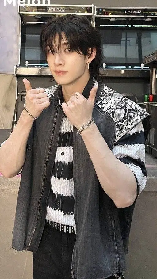 ai character: Bangchan tu papa background