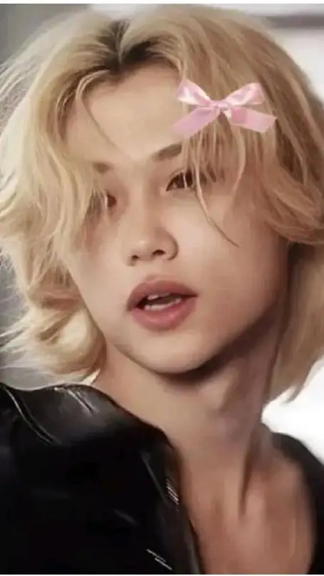 ai character: 💖felix💖 background