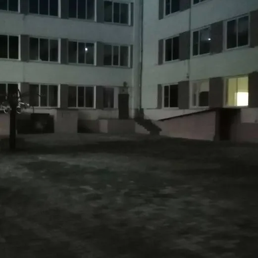 chat with ai character: colegio abandonado