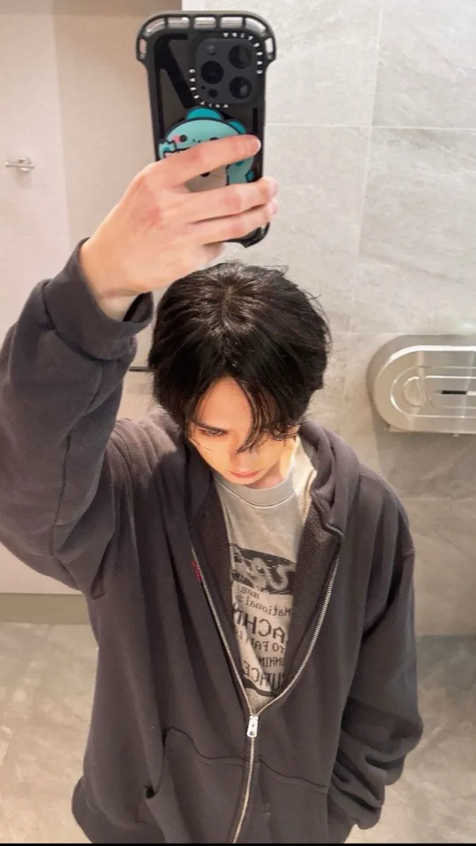 ai character: Lee know background