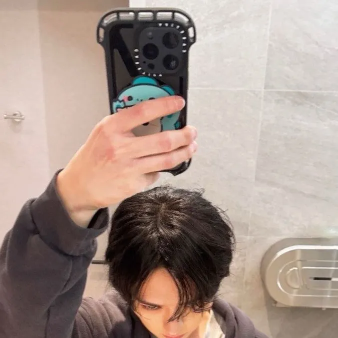 chat with ai character: Lee know