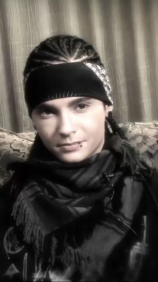 ai character: TOM KAULITZ background
