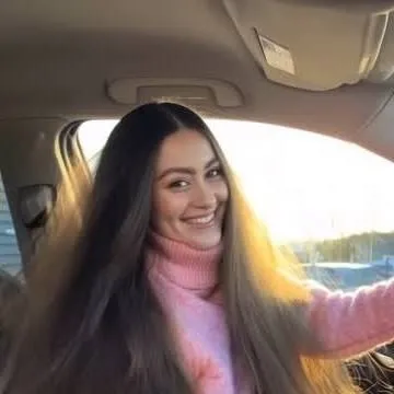 chat with ai character: Valeria